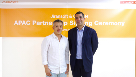 오치영 지란지교소프트 대표(왼쪽)와 토메르 이고지 사이렌 부사장이 아시아태평양 지역 사업 확대를 위한 비즈니스 파트너십 협약을 체결한 뒤 기념촬영을 하고 있다.  지란지교소프트 제공